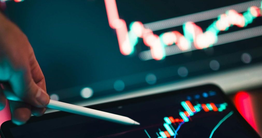 Stock Market Sell-Off: Dow Drops 500 Points as Tech Stocks Slide